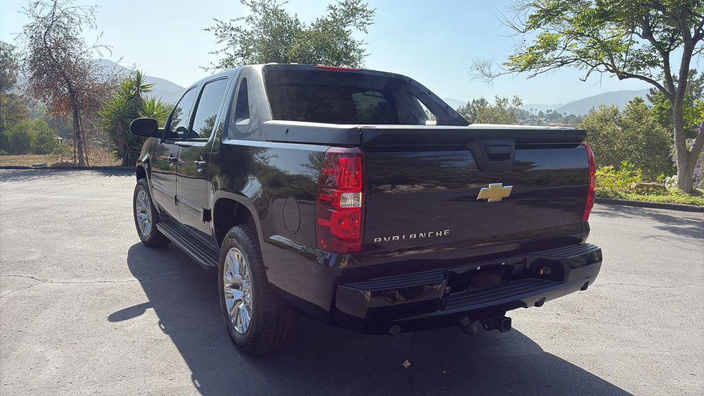 used 2009 Chevrolet Avalanche car, priced at $12,995