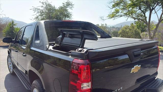 used 2009 Chevrolet Avalanche car, priced at $13,495
