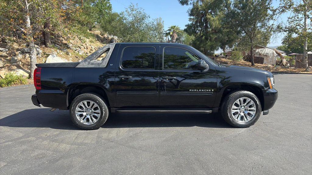 used 2009 Chevrolet Avalanche car, priced at $12,995