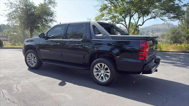 used 2009 Chevrolet Avalanche car, priced at $13,495