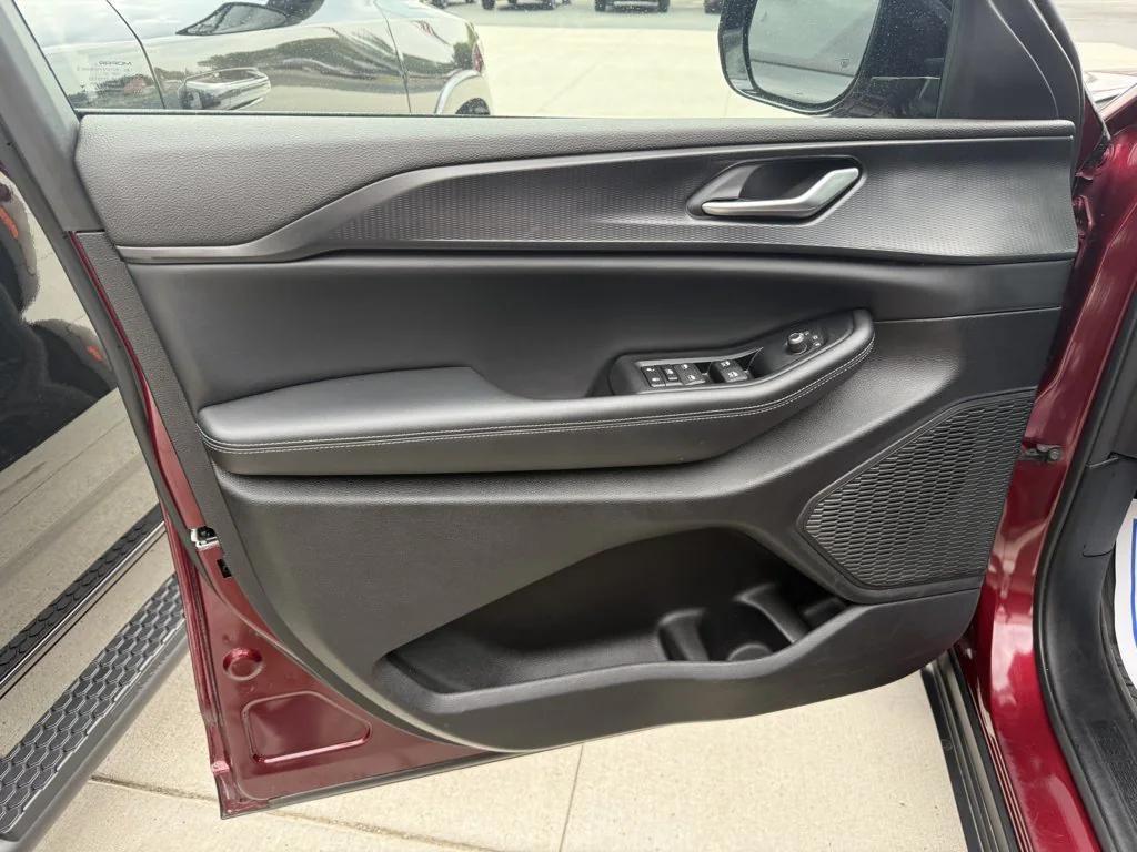 used 2024 Jeep Grand Cherokee car, priced at $37,990