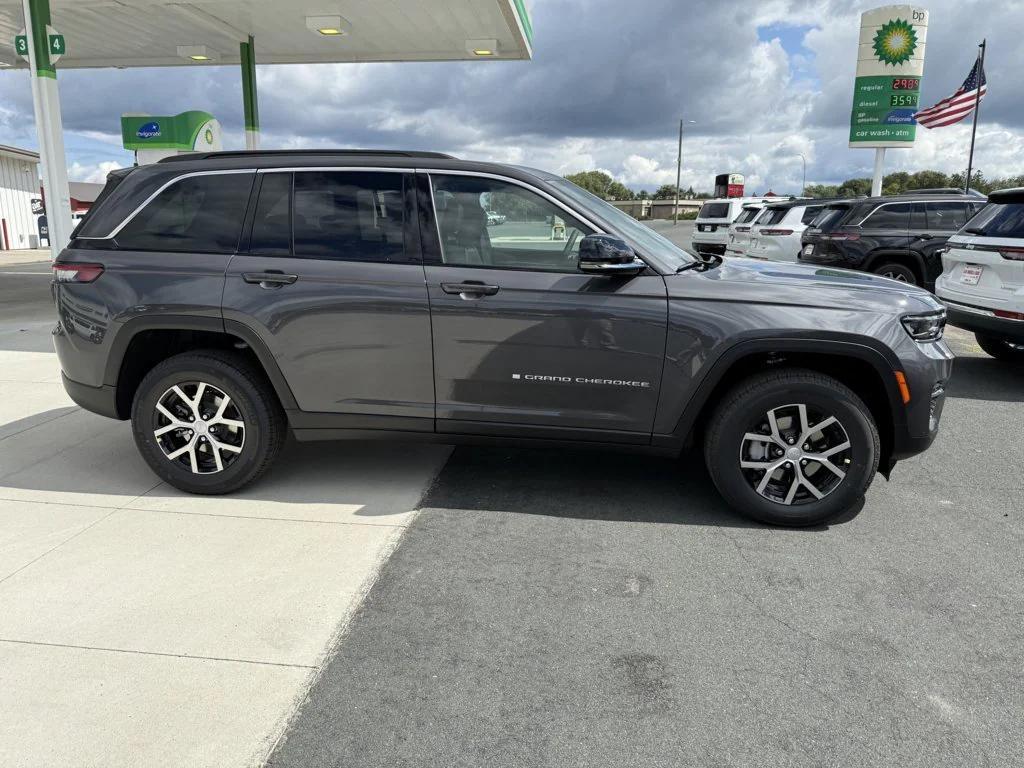 new 2025 Jeep Grand Cherokee car, priced at $48,490