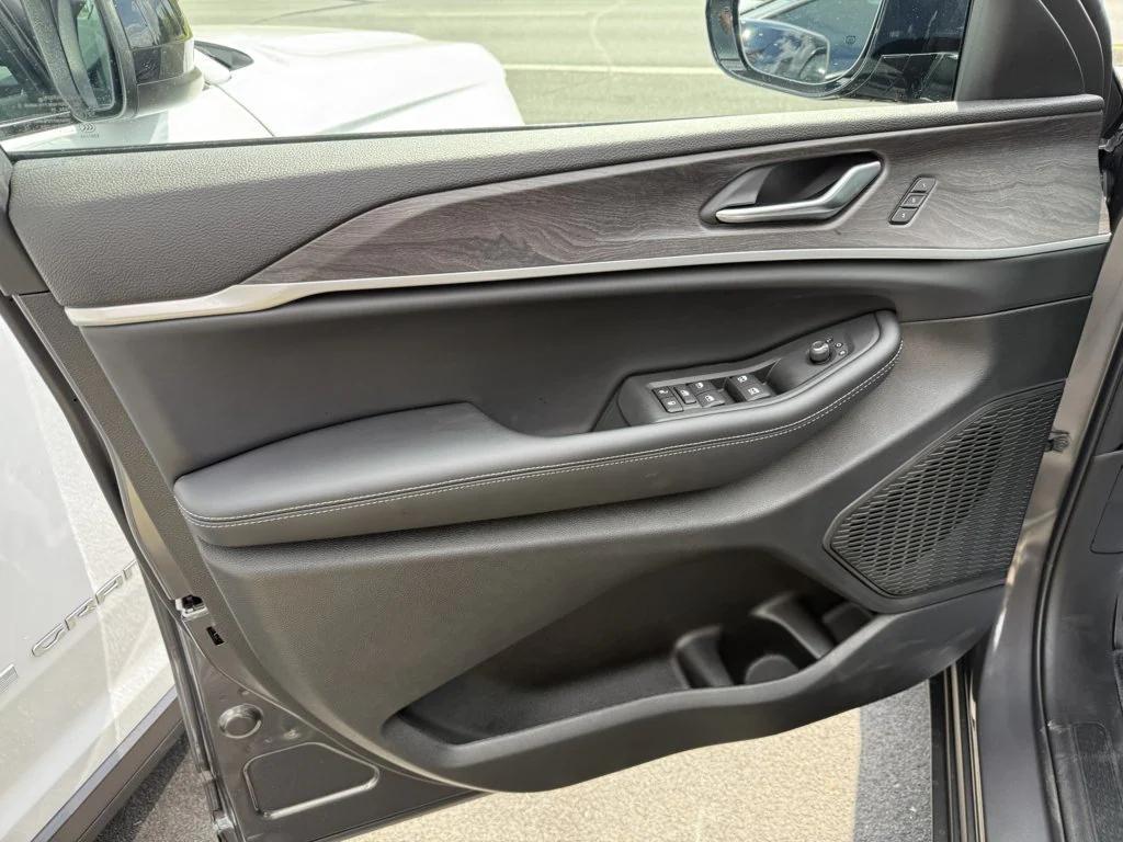 new 2025 Jeep Grand Cherokee car, priced at $48,490