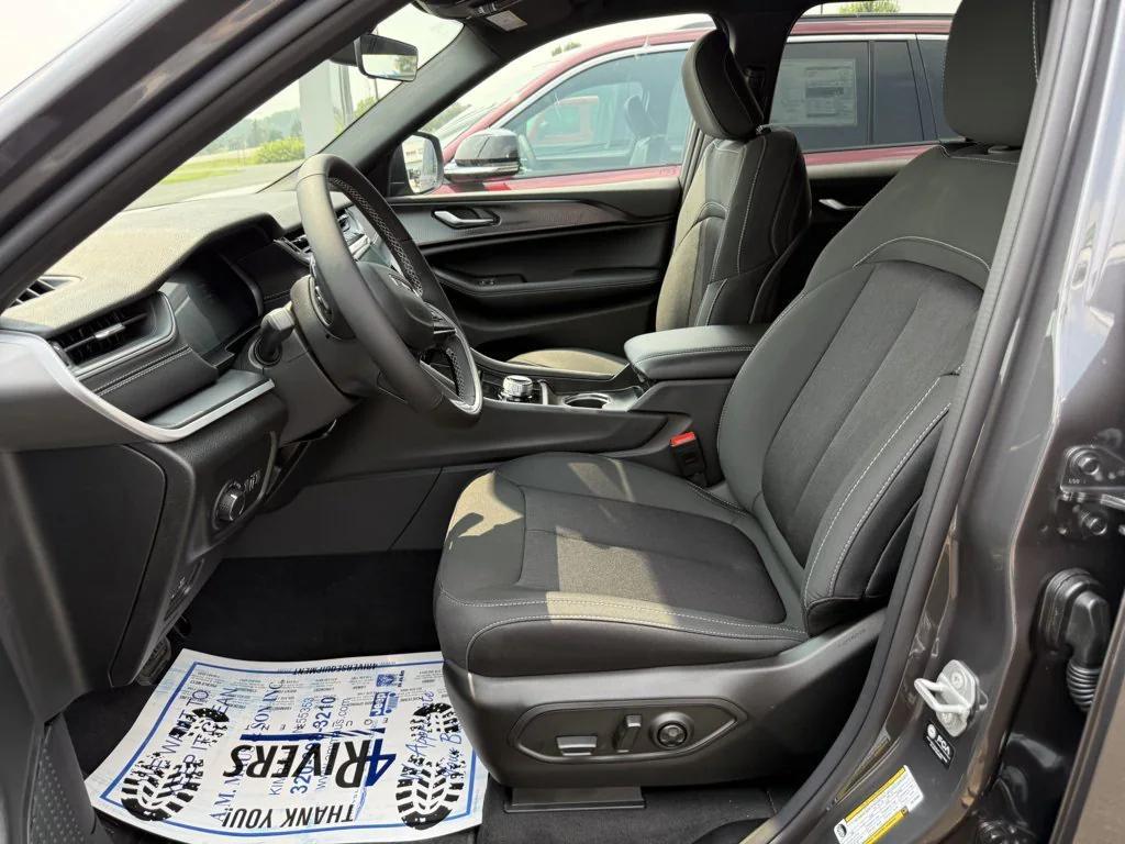 new 2025 Jeep Grand Cherokee car, priced at $38,927