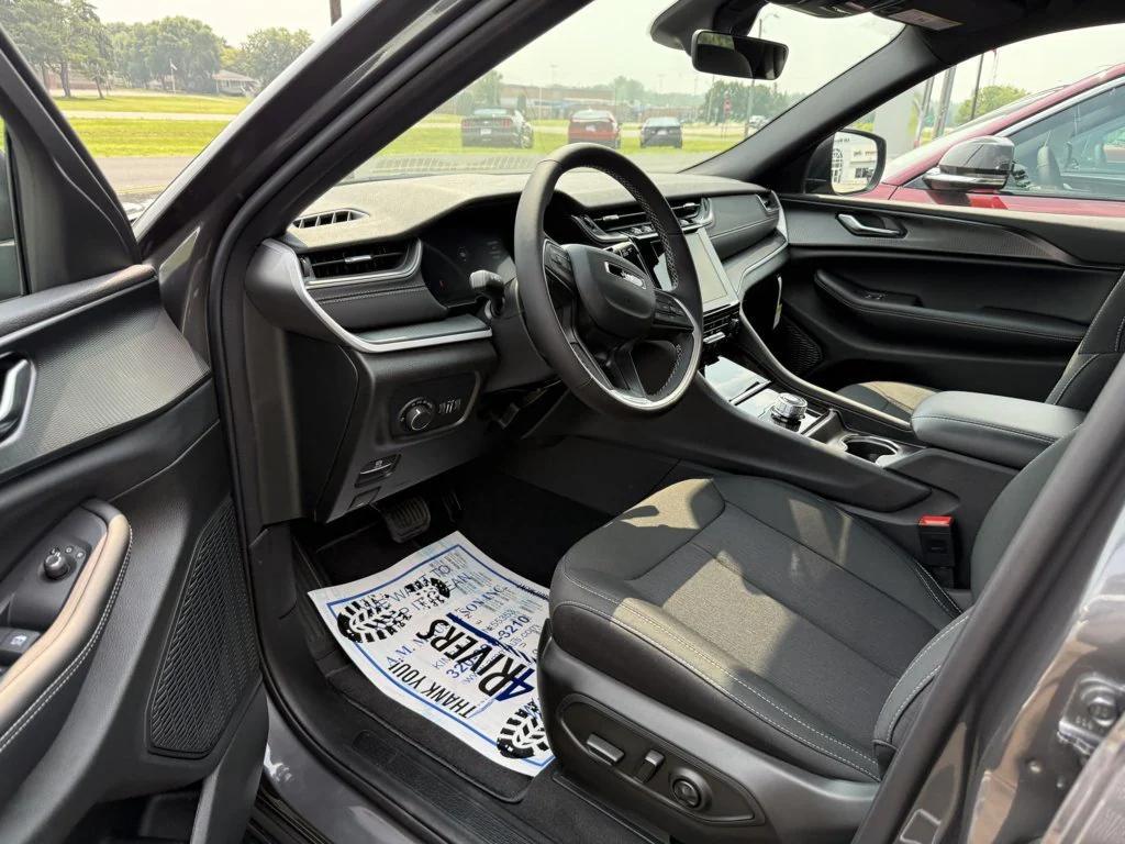 new 2025 Jeep Grand Cherokee car, priced at $38,927