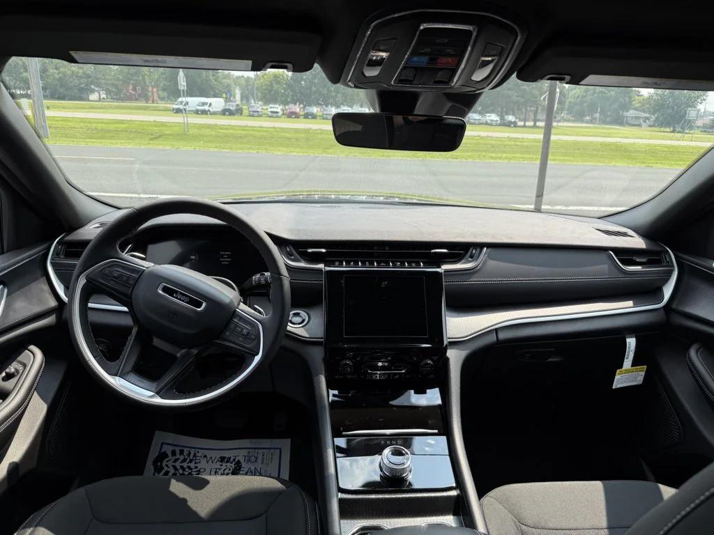 new 2025 Jeep Grand Cherokee car, priced at $38,927