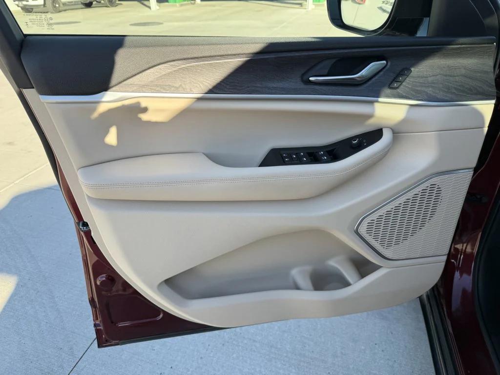 used 2025 Jeep Grand Cherokee L car, priced at $45,990