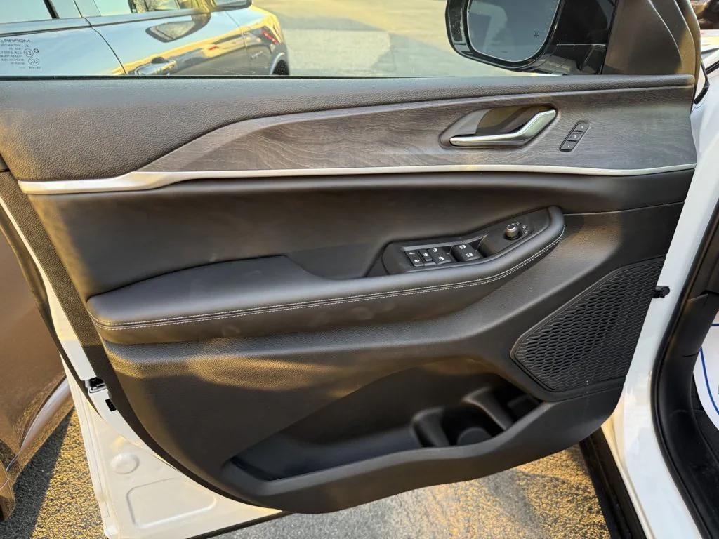 new 2025 Jeep Grand Cherokee car, priced at $49,092