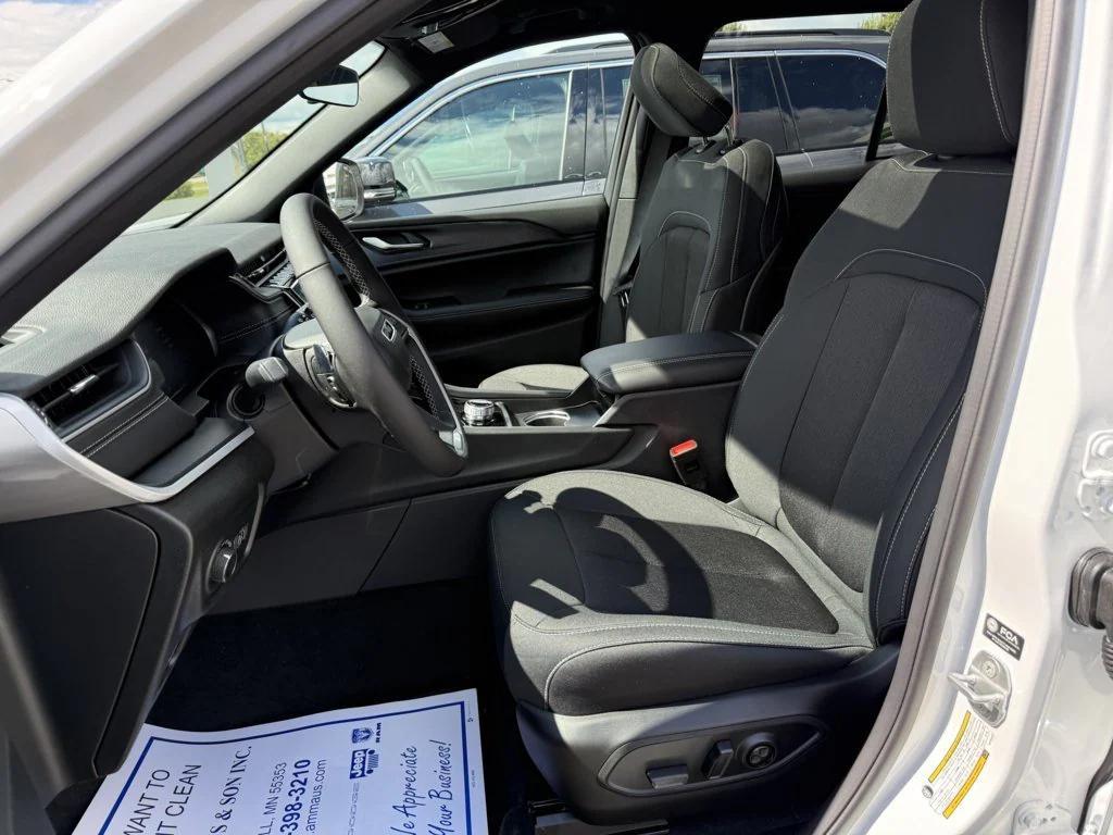 new 2025 Jeep Grand Cherokee car, priced at $40,016