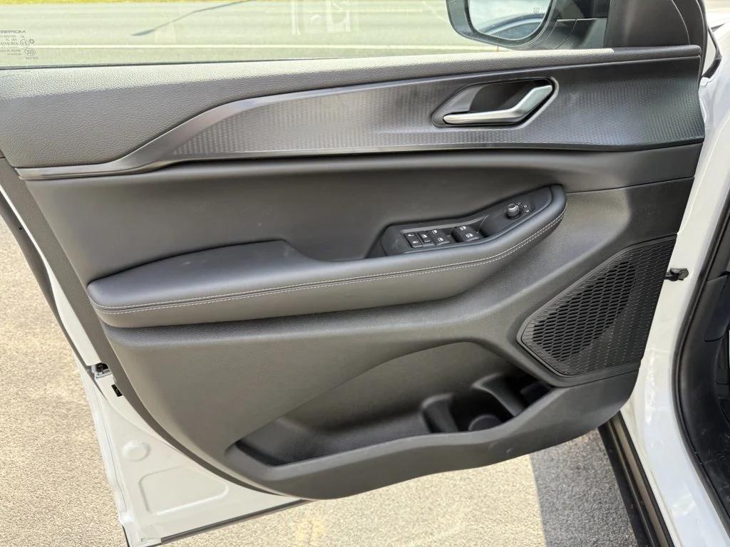 new 2025 Jeep Grand Cherokee car, priced at $40,016