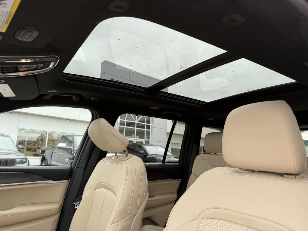 new 2025 Jeep Grand Cherokee car, priced at $48,373