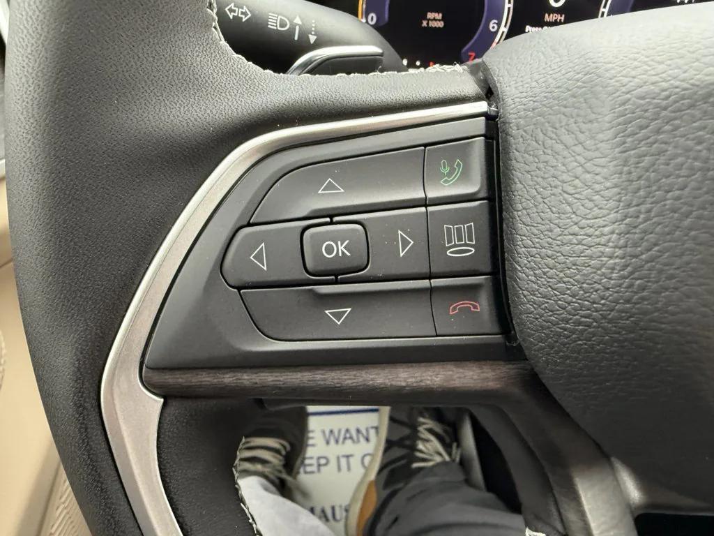 new 2025 Jeep Grand Cherokee car, priced at $48,373