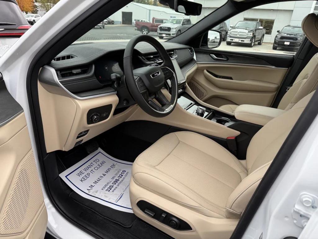 new 2025 Jeep Grand Cherokee car, priced at $48,373