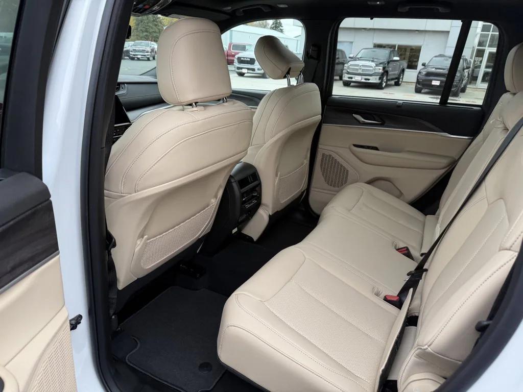 new 2025 Jeep Grand Cherokee car, priced at $48,373