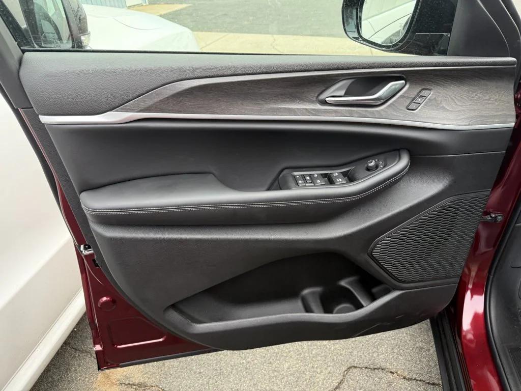 new 2025 Jeep Grand Cherokee car, priced at $48,909