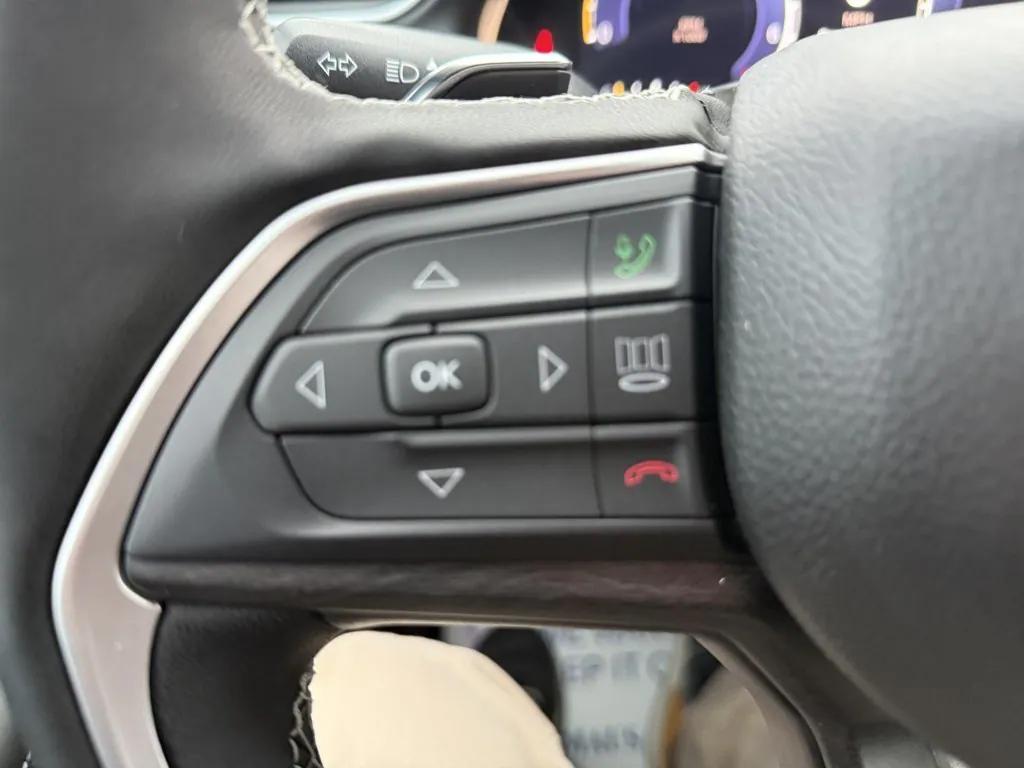 new 2025 Jeep Grand Cherokee car, priced at $48,909