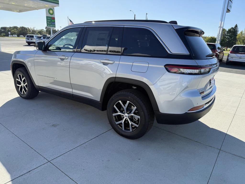 new 2025 Jeep Grand Cherokee car, priced at $44,013