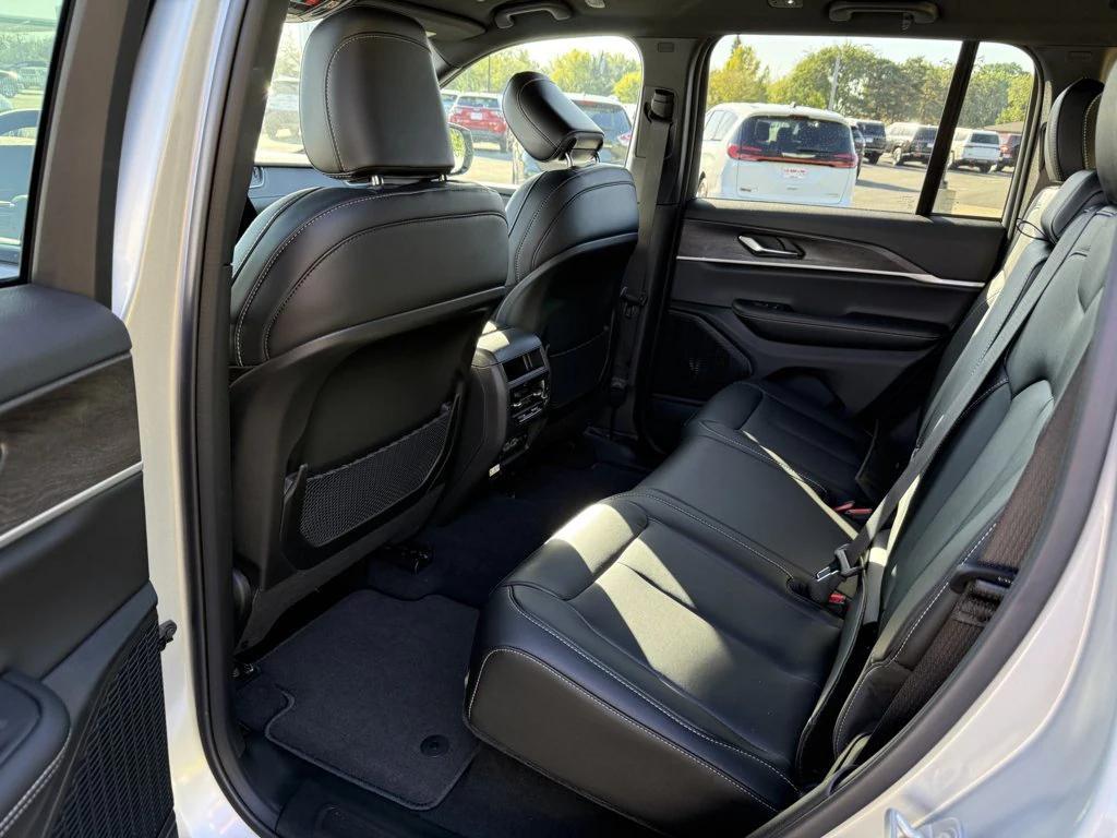 new 2025 Jeep Grand Cherokee car, priced at $44,013