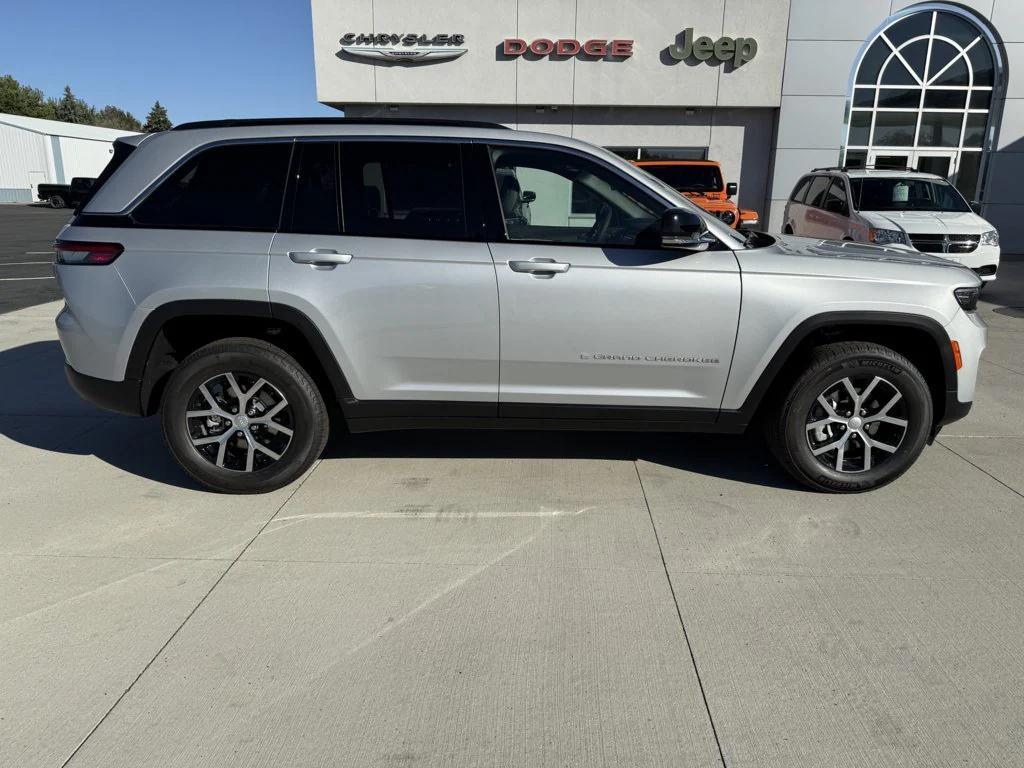 new 2025 Jeep Grand Cherokee car, priced at $44,013
