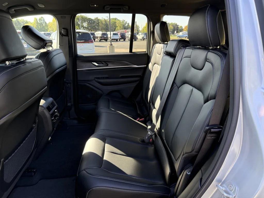 new 2025 Jeep Grand Cherokee car, priced at $44,013