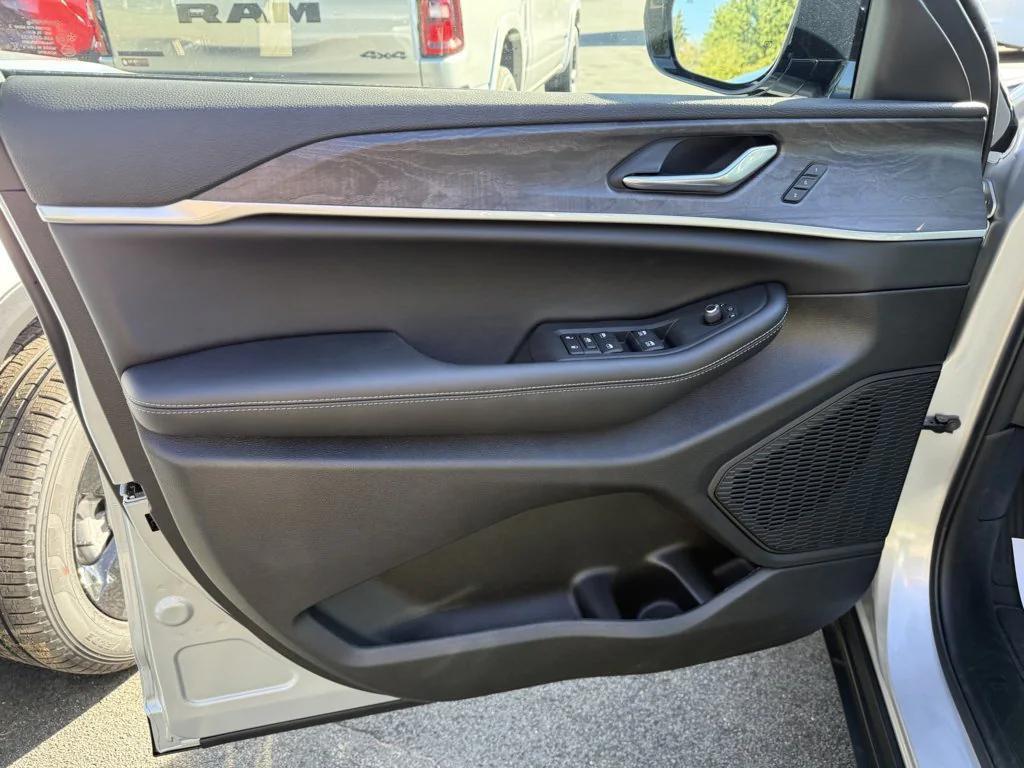 new 2025 Jeep Grand Cherokee car, priced at $44,013