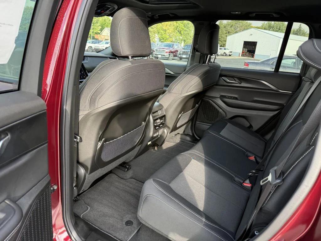 new 2025 Jeep Grand Cherokee car, priced at $40,552