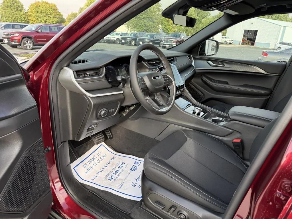 new 2025 Jeep Grand Cherokee car, priced at $40,552