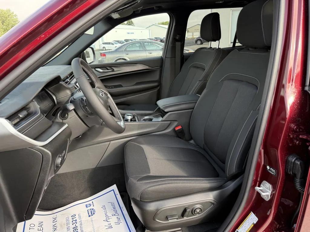 new 2025 Jeep Grand Cherokee car, priced at $40,552