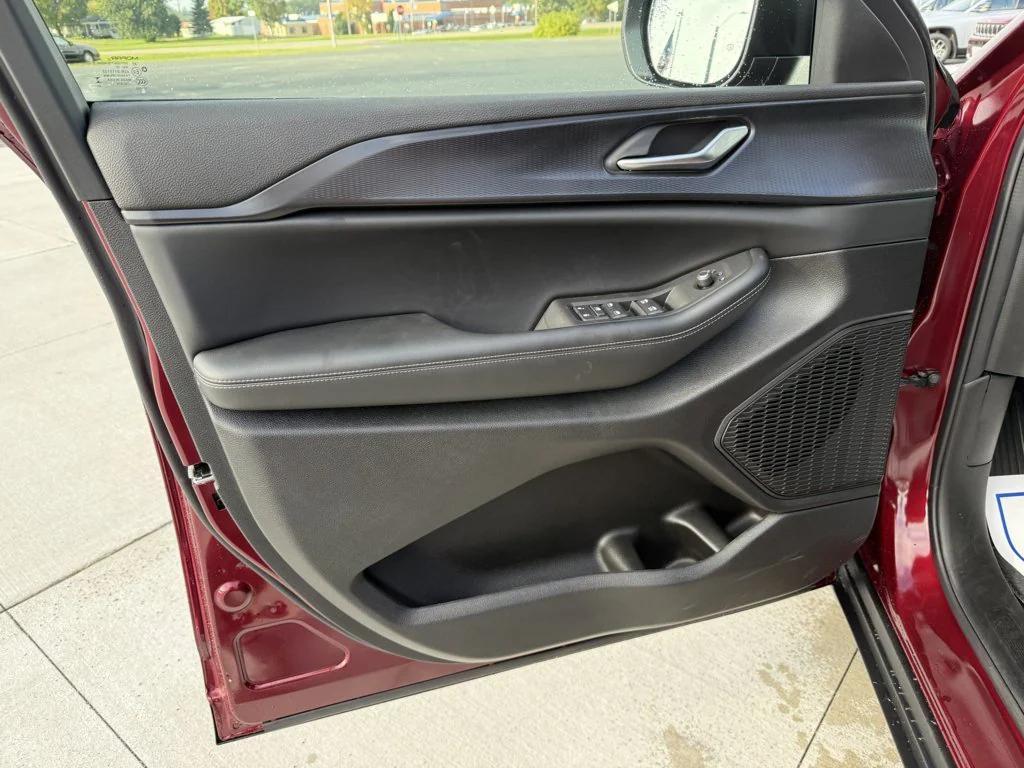 new 2025 Jeep Grand Cherokee car, priced at $40,552