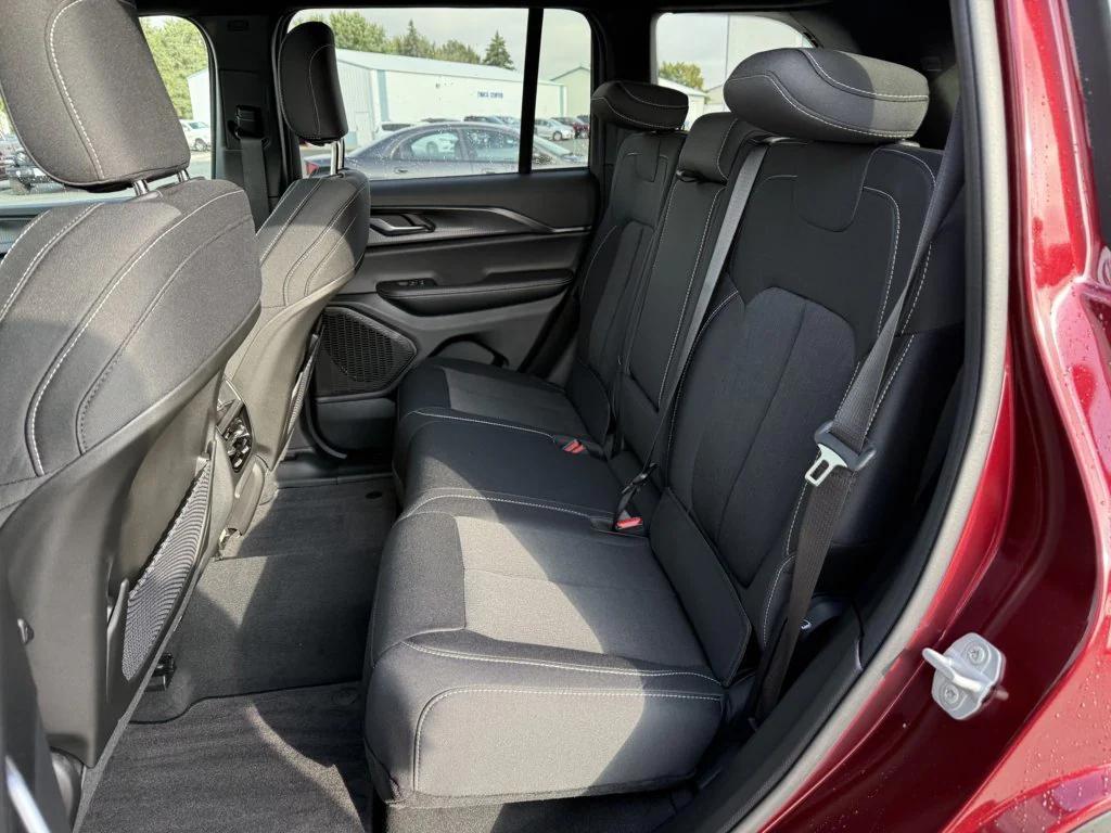 new 2025 Jeep Grand Cherokee car, priced at $40,552