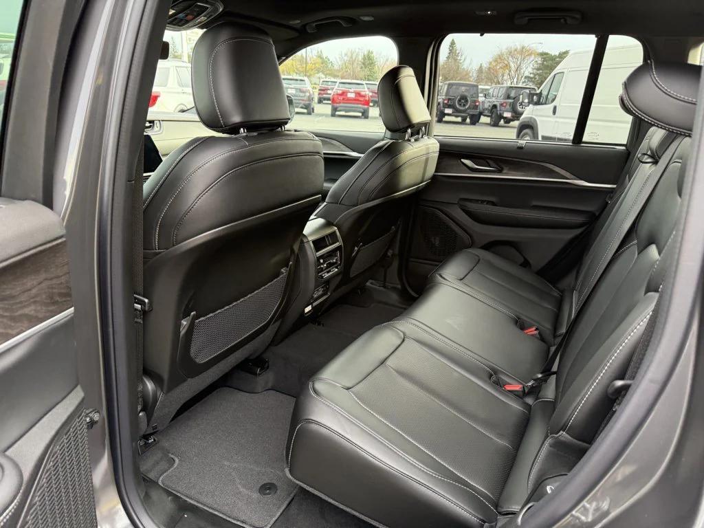 new 2025 Jeep Grand Cherokee car, priced at $48,909