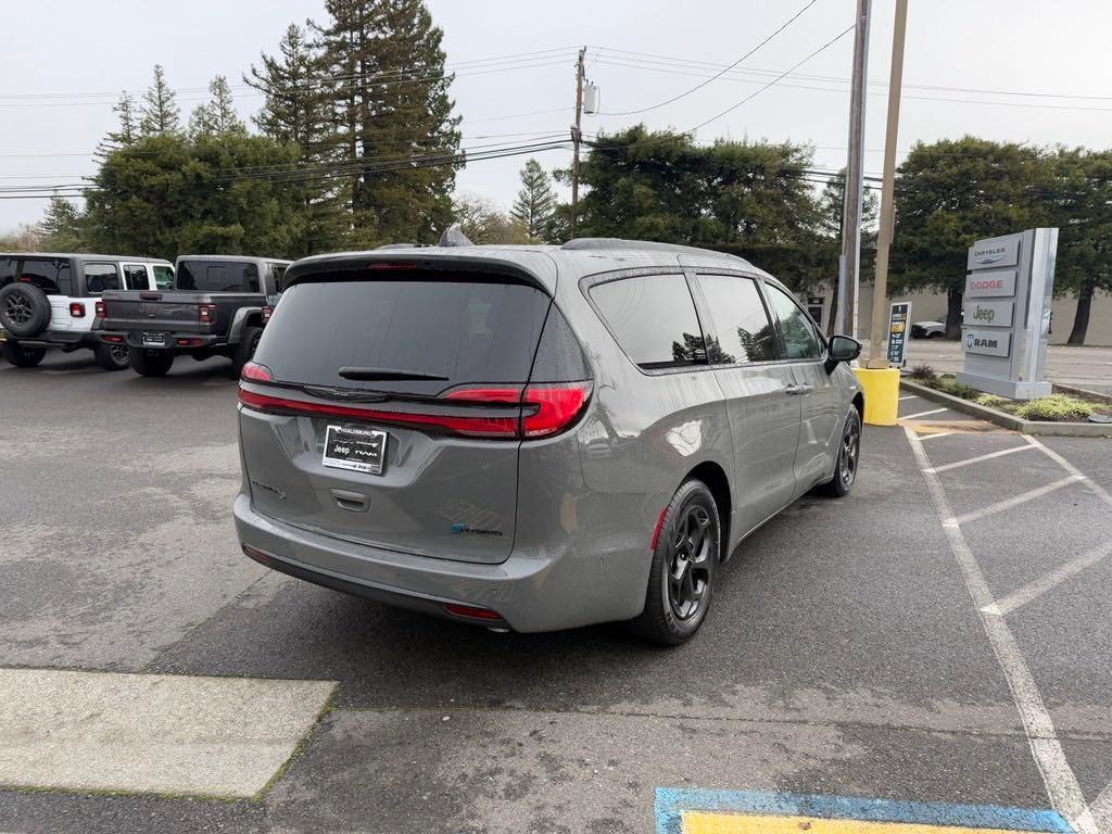 new 2025 Chrysler Pacifica Hybrid car, priced at $60,275