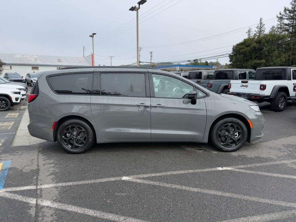 new 2025 Chrysler Pacifica Hybrid car, priced at $60,275