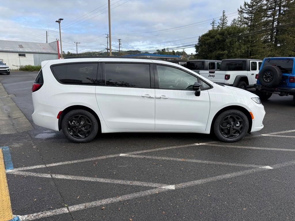 new 2025 Chrysler Pacifica Hybrid car, priced at $63,505