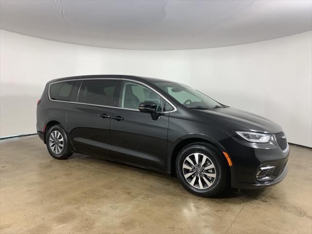 used 2022 Chrysler Pacifica Hybrid car, priced at $28,500