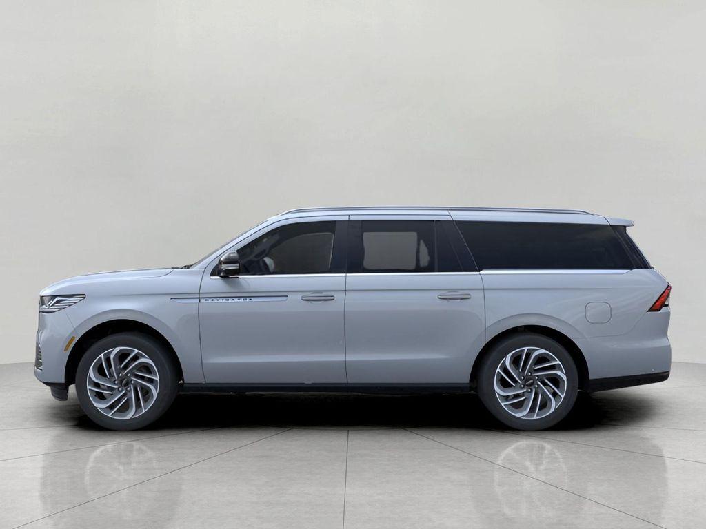 new 2025 Lincoln Navigator car, priced at $105,572