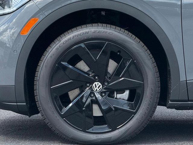 new 2025 Volkswagen ID.4 car, priced at $46,625