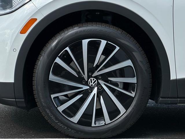 new 2024 Volkswagen ID.4 car, priced at $40,942