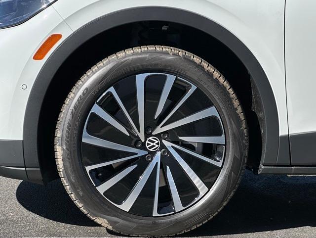 new 2025 Volkswagen ID.4 car, priced at $44,579