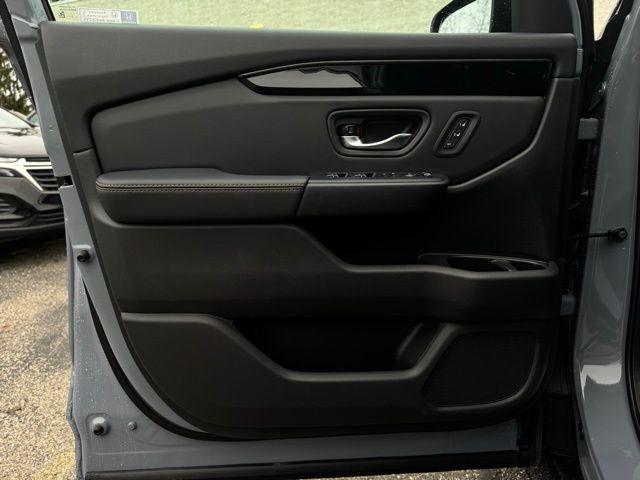 new 2025 Honda Pilot car, priced at $51,375