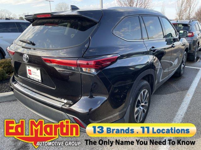 used 2022 Toyota Highlander car, priced at $34,231