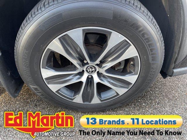 used 2022 Toyota Highlander car, priced at $34,231