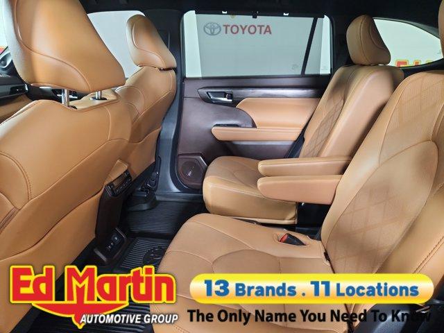 used 2021 Toyota Highlander car, priced at $34,997