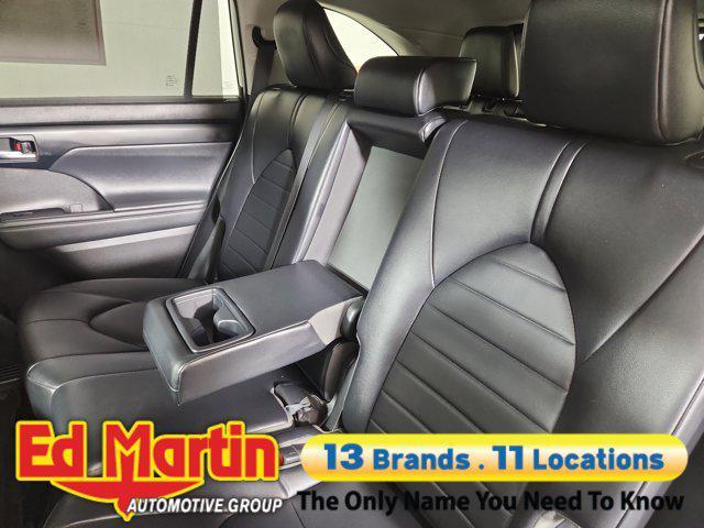 used 2022 Toyota Highlander Hybrid car, priced at $28,795