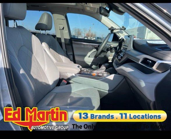 used 2021 Toyota Highlander car, priced at $33,597