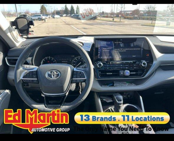 used 2021 Toyota Highlander car, priced at $33,597