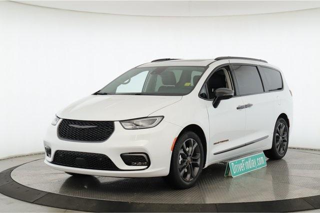 new 2024 Chrysler Pacifica car, priced at $44,709