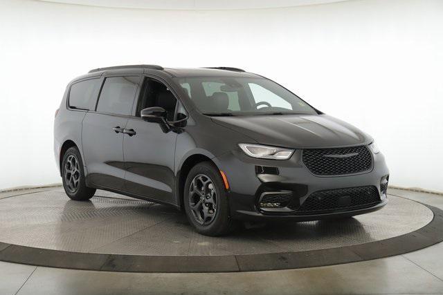 used 2025 Chrysler Pacifica Hybrid car, priced at $45,000