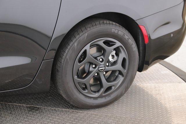 used 2025 Chrysler Pacifica Hybrid car, priced at $45,000