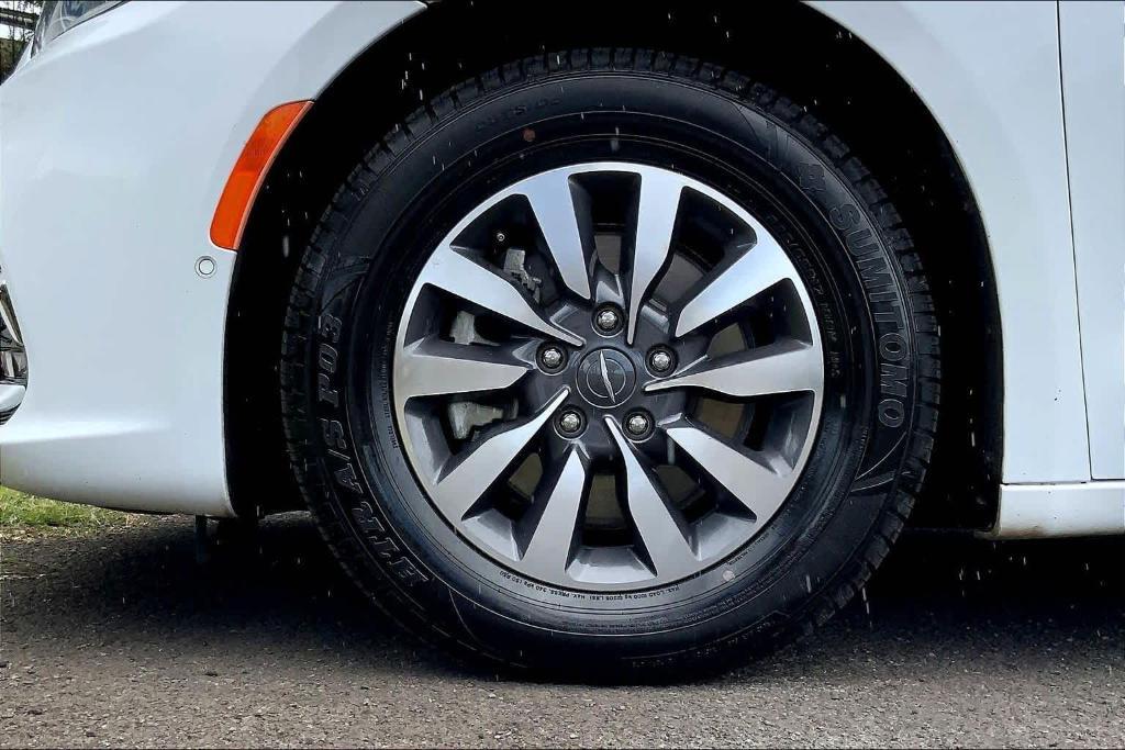 used 2021 Chrysler Pacifica Hybrid car, priced at $28,194